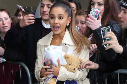 Ariana Grande con fans en Londres