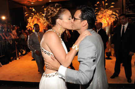 Jennifer Lopez y Marc Anthony se dan un beso en la fiesta sorpresa del cumpleaños de JLo, Julio 2009