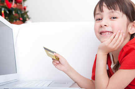 Niña compra online con tarjeta de débito