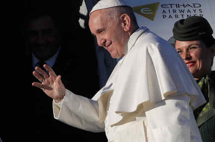 El papa Francisco sube a un avión en el aeropuerto internacional Fiumicino de Roma camino de Malmo, en Suecia, el lunes 31 de octubre de 2016.