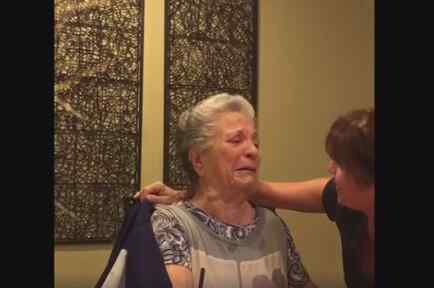 Anciana llora tras conocer la muerte de Fidel