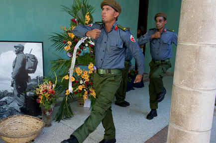 Militares hacen cambio de guardia frente a un homenaje a Fidel Castro en Guanabacoa a las afueras de La Habana