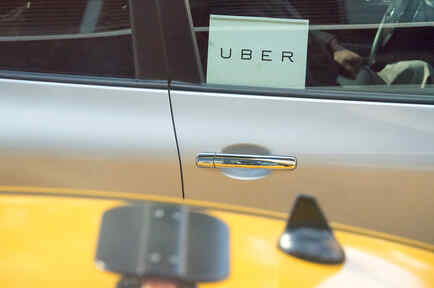 Auto Uber al lado de un taxi en la ciudad de New York