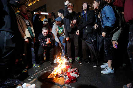 Manifestantes queman una bandera estadounidense afuera de la Torre Trump en Manhattan el 9 de noviembre.