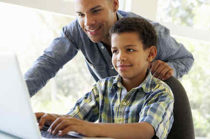 Padre e hijo con computadora
