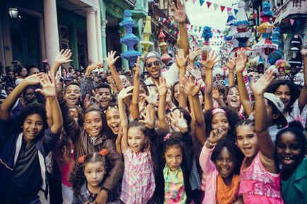 Enrique Iglesias en La Habana, Cuba filmando el video "Subeme la radio"