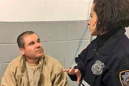 El Chapo con policía que habla español y que fue ascendida