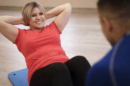 Mujer con sobrepeso hacienda ejercicio