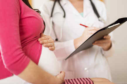 Mujer embarazada en consultorio médico