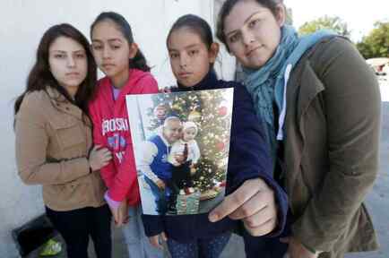 Familia de Rómulo Avélica presenta una foto de él. Avélica fue detenido por inmigración cuando dejaba a su hija en la escuela