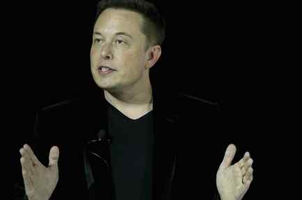 Elon Musk vestido de negro