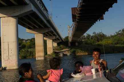 Familia disfruta de un picnic en las aguas del Río Bravo en la frontera entre México y EEUU