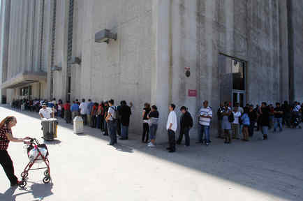 En esta fotografía de archivo del 18 de marzo de 2010, varias personas hacen fila afuera del Tribunal Metropolitano en Los Ángeles.