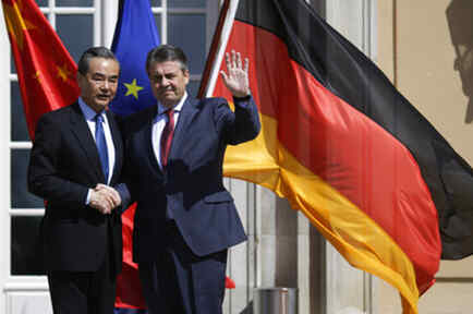 Los ministros de Exteriores chino y alemán, Sigmar Gabriel y Wang Yi, respectivamente, en su encuentro en Berlín.  