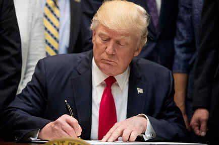 El presidente Donald Trump firma el Decreto de Federalismo Educativo durante un evento con gobernadores en la Sala Roosevelt de la Casa Blanca en Washington, el miércoles 26 de abril de 2017.