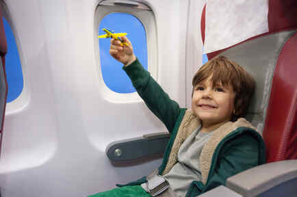 Niño feliz en avión