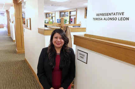 Teresa Alonso posa para una foto frente a su oficina en la legislatura estatal de Oregón en Salem el 18 de mayo del 2017. 