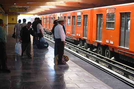 Metro de la Ciudad de Mexico en la estación Laraza, en el lado de la linea 5, en una foto de archivo. 