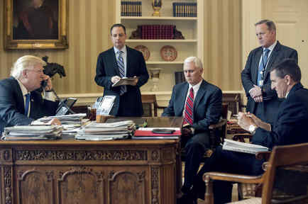 De izquierda a derecha, Donald Trump, Reince Priebus, Mike Pence, Sean Spicer y Michael Flynn, en la Casa Blanca el 28 de enero. 