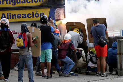 Manifestantes lanzan explosivos durante protestas contra el gobierno de Nicolás Maduro estes jueves 27 de julio de 2017. 