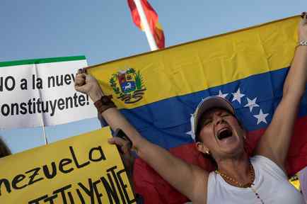 Manifestantes opositores protestan contra la Asamblea Constituyente que se realiza hoy 30 de julio del 2017 en Venenzuela.