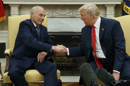 El presidente Donald Trump da la mano a John Kelly tras juramentarlo como como secretario de la presidencia en una ceremonia en la Sala Oval en Washington el 31 de julio de 2017.