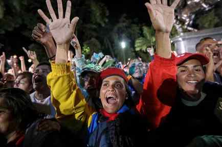 Oficialistas celebran resultados electorales en Venezuela