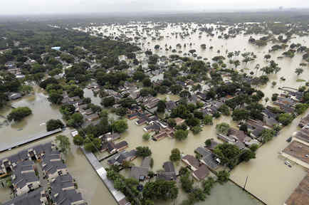 En esta fotografía aérea del martes 29 de agosto de 2017 se muestra una zona cerca de la presa Addicks que está inundada por la lluvia que la tormenta tropical Harvey dejó a su paso en Houston, Texas