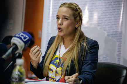 Leopoldo López está de acuerdo con participar en regionales, dice su esposa Lilian Tintori. 