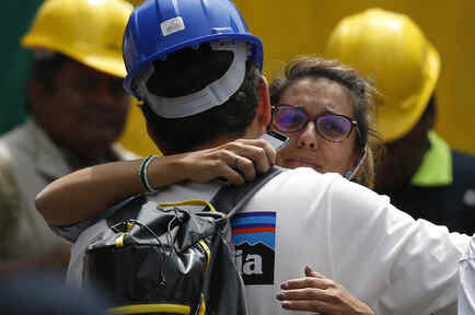 Un rescatista abraza a la pareja de un desaparecido este lunes en la Ciudad de México. 