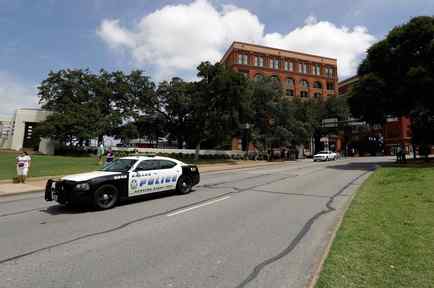 Patrulla policial de Dallas transita por las calles de la ciudad