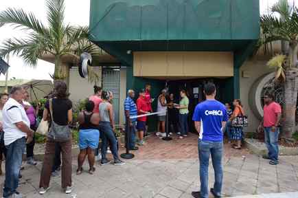 Grandes colas para sacar efectivo en Puerto Rico