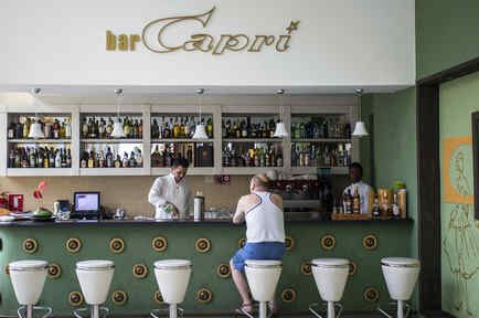 Además de en sus viviendas, funcionarios dijeron que los estadounidenses fueron atacados en al menos un hotel, el recién renovado Hotel Capri, a unos pasos del Malecón, el icónico paseo marítimo de La Habana.