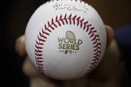 Una bola de beisbol antes del quito partido de las Series Finales el pasado domingo.