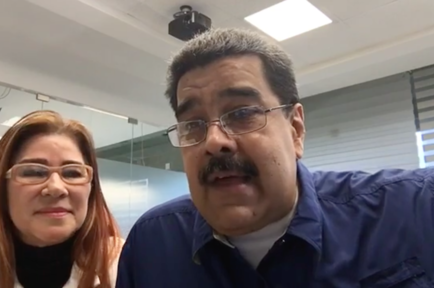 El presidente de Venezuela, Nicolás Maduro, junto a su mujer Cilia Flores, en su estreno en Facebook Live. 