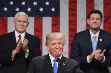 El presidente Donald Trump, flanqueado por el vicepresidente Mike Pence y Paul Ryan