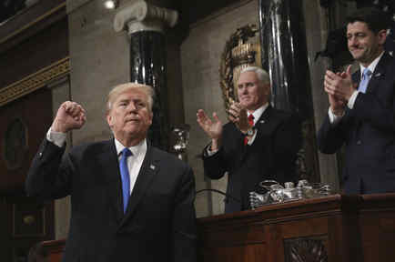El presidente de Estados Unidos, Donald Trump, gesticula al final de su primer discurso del Estado de la Nación.