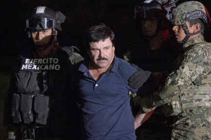 El Chapo Guzmán custodiado por ejército en la Ciudad de México, tras su captura en 2016. 