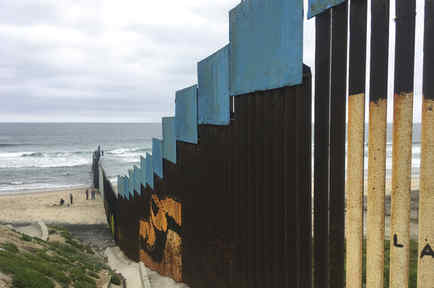 Varias personas se encuentran en el lado mexicano de la frontera con Estados Unidos en Tijuana, México, en una foto de archivo.