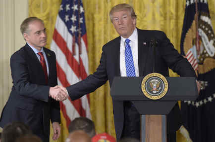 El presidente, Donald Trump da la mano al secretario para Asuntos de Veteranos, David Shulkin, El presidente, Donald Trump da la mano al secretario para Asuntos de Veteranos, David Shulkin, en la Casa Blanca el 23 de junio de 2017. 