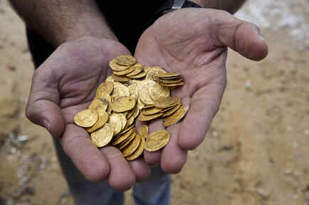 Monedas antiguas encontradas en el Mediterráneo, vistas en Caesarea, Israel, el 18 de febrero de 2015. 