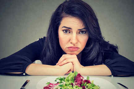 Mujer triste haciendo dieta