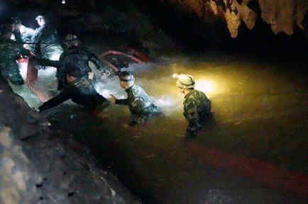 Rescatistas en la cueva en el norte de Tailandia donde desaparecieron integrantes de equipo de fútbol y su entrenador