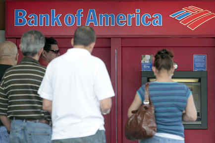 Imagen de archivo de clientes de Bank of America en Hialeah (Florida) en 2011. 