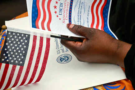 Documentos de USCIS para obtener la ciudadanía en EEUU en una imagen de archivo