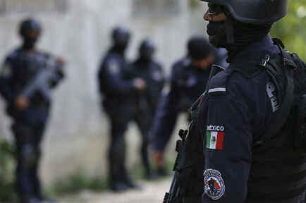 Policías mexicanos vigilan una zona en Acapulco. 