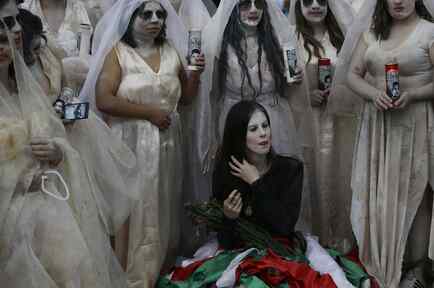 Mujeres vestidas como La Llorona para protestar por la desaparición de los 43 estudiantes de Ayotzinapa