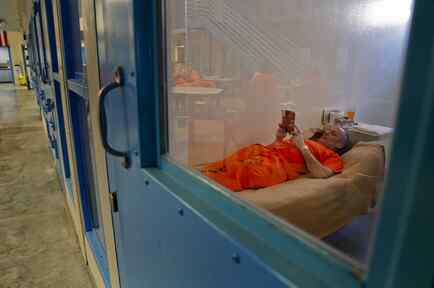 Foto de un prisionero leyendo en su celda