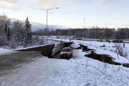 Un carro atrapado tras el hundimiento de una carretera este viernes por el terremoto en Anchorage. 