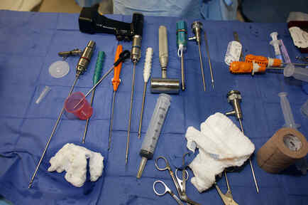 Varios instrumentos quirúrgicos que se utilizan para cirugías. 